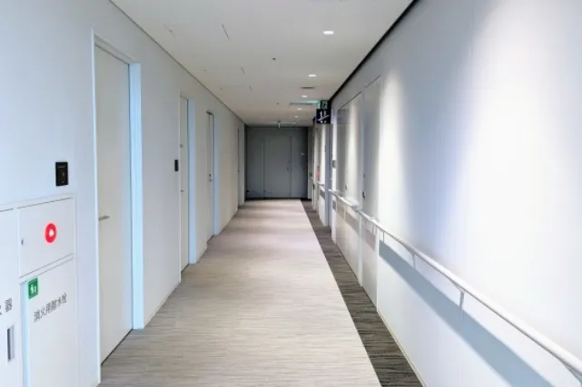 カーペットの敷いてあるオフィスの廊下