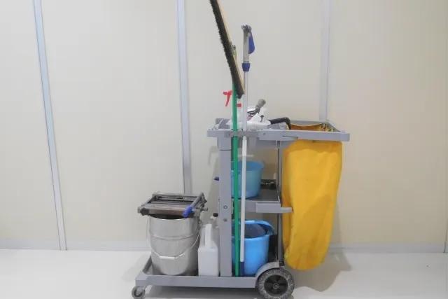 モップやバケツなど清掃用具を乗せている業務用の清掃ワゴン