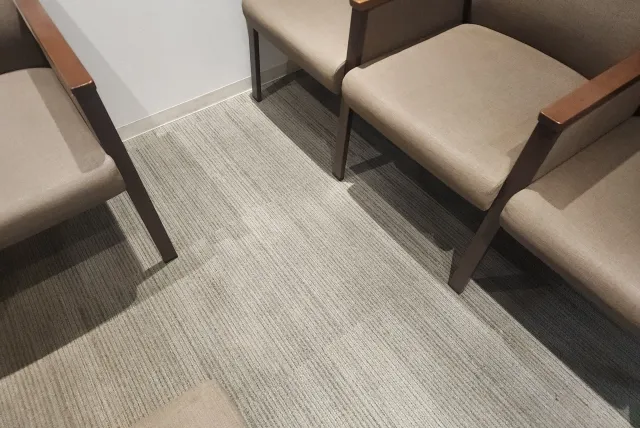 東京都武蔵野市D眼科のクリーニング後の待合室のカーペット