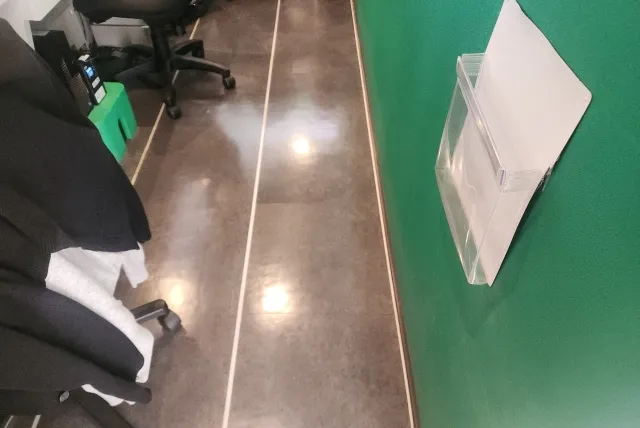 東京都三鷹市H整形外科のワックス後の事務所