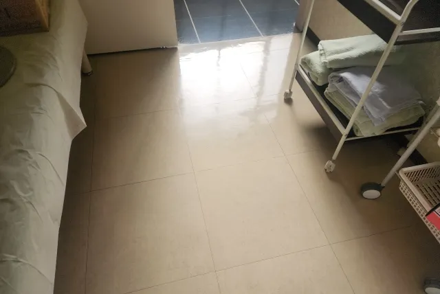 東京都三鷹市H整形外科のワックス後の部屋