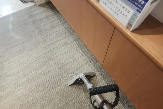 東京都武蔵野市D眼科のクリーニング後の廊下のカーペット