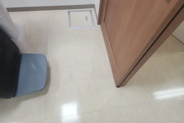 東京都立川市K歯科医院のワックス施工後の床