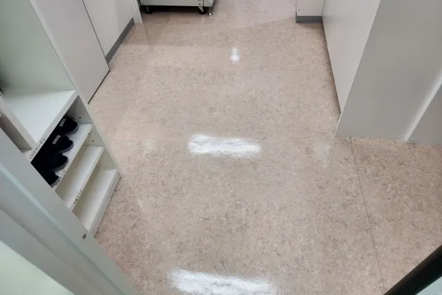 東京都東村山市のSレディーズクリニックのワックス掛け後の床