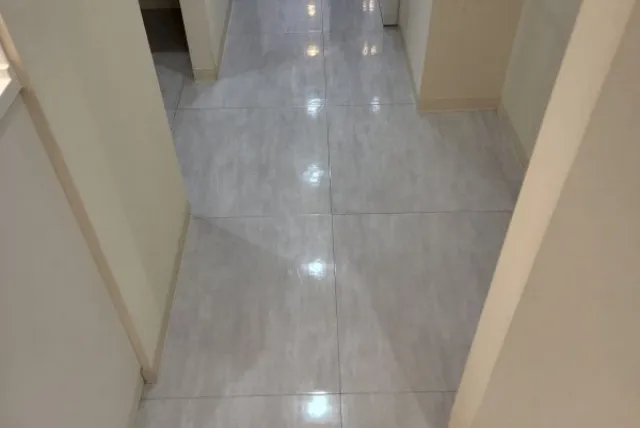 クリニック日野市2603163 | クリニック清掃業者・掃除・クリーニング【クリニック清掃ドットコム】 東京都日野市のF矯正歯科医院のワックス掛け後の廊下