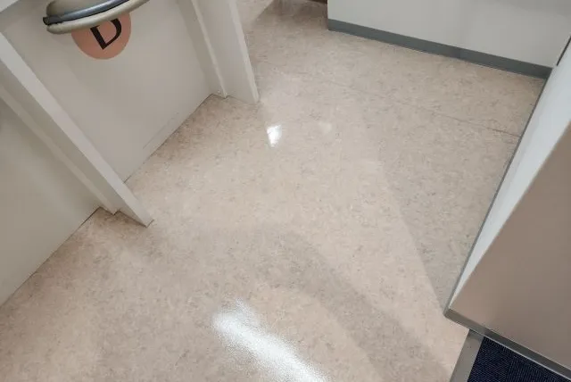 東京都東村山市のSレディーズクリニックの床洗浄ワックス掛け後の床