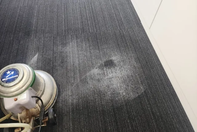 東京都国分寺市のDメンタルクリニックでのカーペットシャンプークリーニング作業