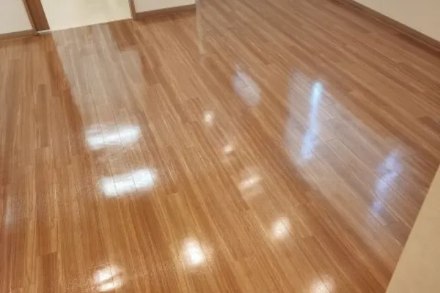 東京都小金井市のT内科のワックスした後の床