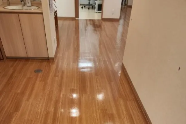東京都小金井市のT内科のワックス後の床