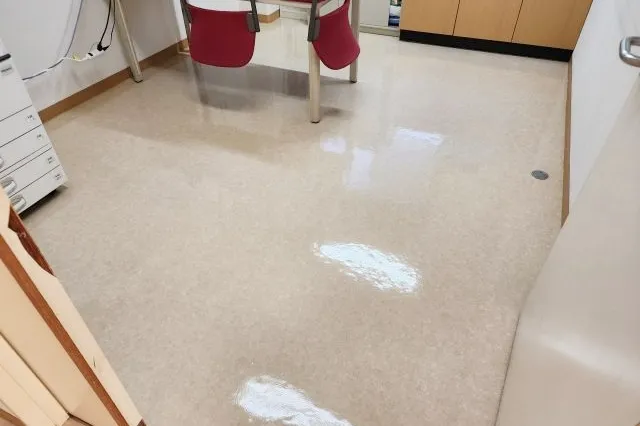 東京都東大和市H内科クリニックでの床洗浄ワックス掛け後の床