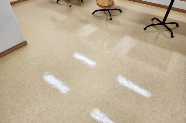 東京都東大和市H内科クリニックでの床洗浄ワックス掛け後