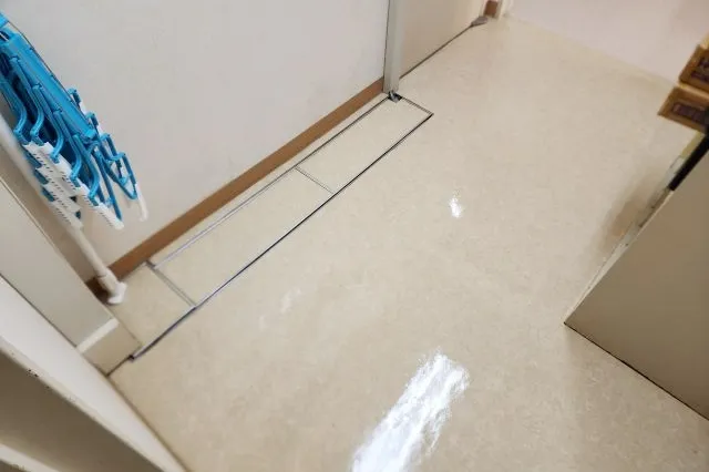 東京都東大和市H内科クリニックのワックス掛け後の床