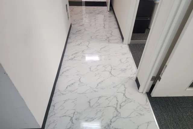 東京都町田市のT心療内科のワックス掛け後の院内の様子