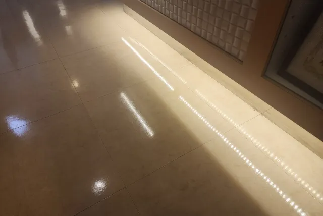 東京都立川市K歯科医院のワックス後の廊下