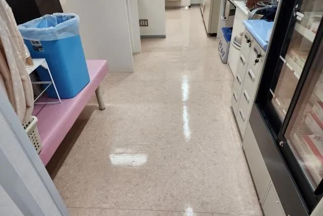 東京都東村山市のSレディーズクリニックの床洗浄ワックス掛け後