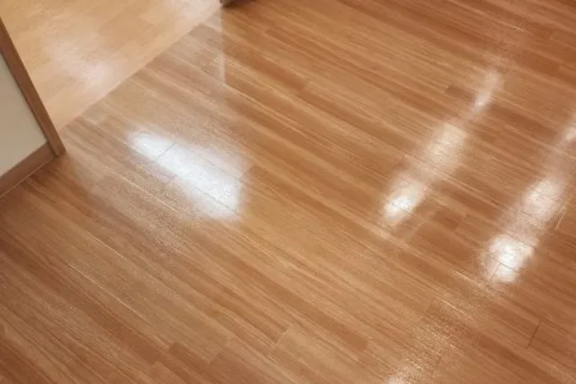 東京都小金井市のT内科のワックス掛け後の床
