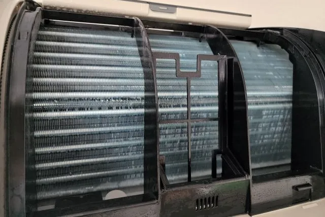 東京都小平市のYデンタルクリニックのエアコン掃除中のエアコン本体