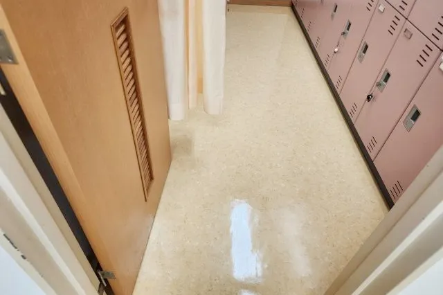 東京都東大和市H内科クリニックでの床洗浄ワックス掛け